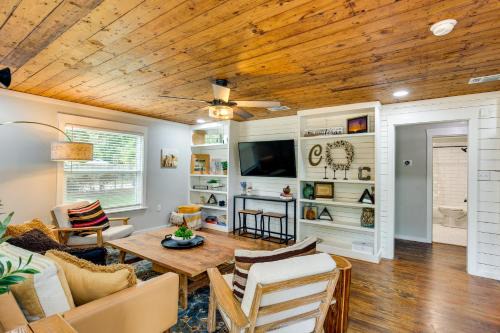 Lindale Casa | Lindale Vacation Rental with Deck and Grill!