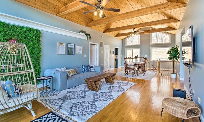 Linden Cabina | Linden Cabin w/ Hot Tub + Mountain Views!