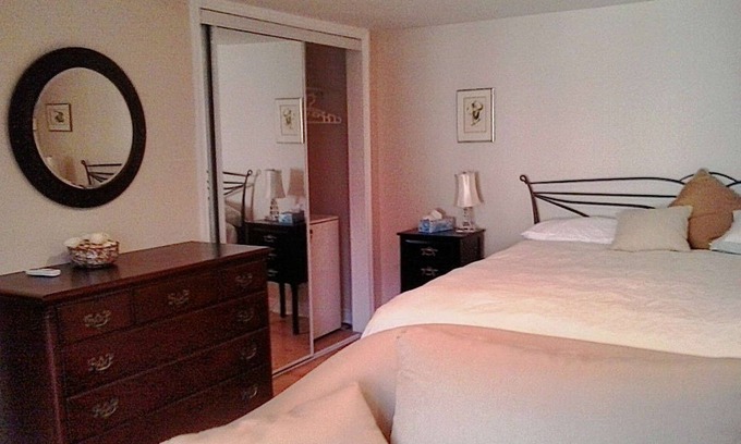 New London Casa | Linden Homestead: Modern Queen Bed B&B suite in Century Farm House