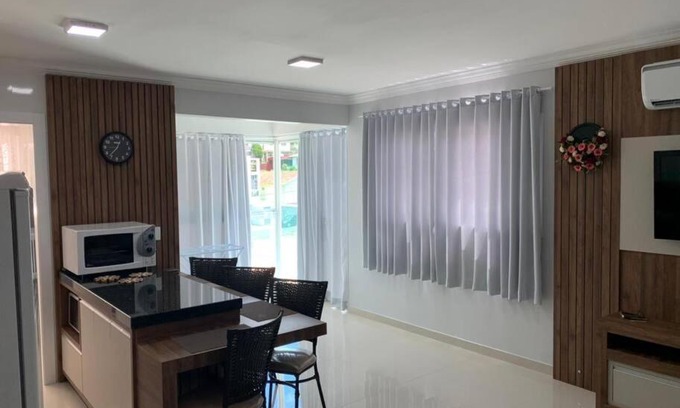 Piratuba Apartamento | Lindo Apto NOVO na Avenida, climatizado e aconchegante