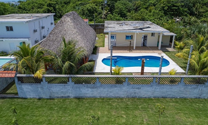 Iztapa Casa | Lindo chalet en el guayabo a100 metros del mar con lindo mirador frente al mar