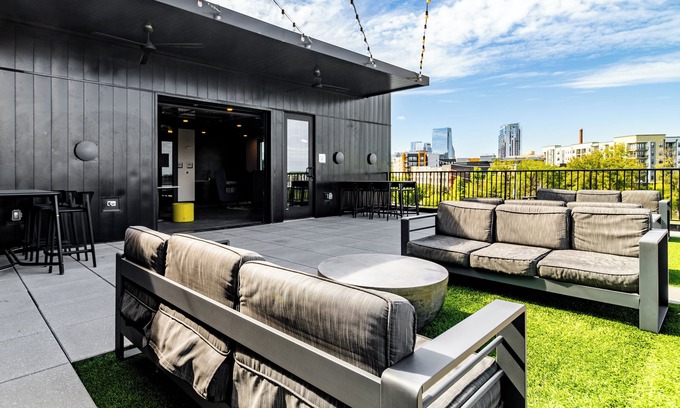 Rolling Mill Hill Condominio | Lindsley by AvantStay | Balcony + Modern Design | A+ Downtown Location