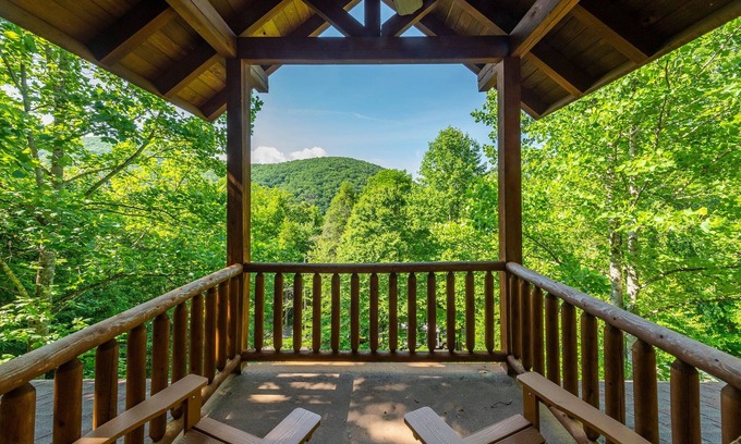 Montreat Cabina | Linger Longer Lodge | Spacious Home in Beautiful Montreat With Mountain Views!