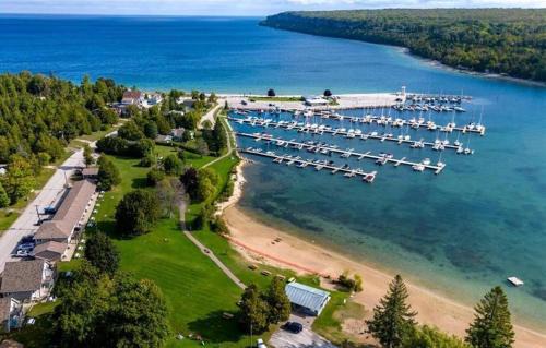 Lion's Head Hotel | Lions Head Beach Motel & Cottages - WATERFRONT