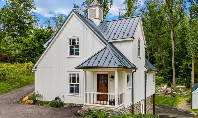 Saint Davids Cabaña | Lismore Carriage House - One Bedroom & Loft Sleeps 8 with Full Kitchen & 2 Baths