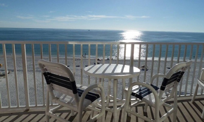 Madeira Beach Condominio | Escuchar las olas - Golfo directa remodelado de frente por Wifi y Larga Distancia