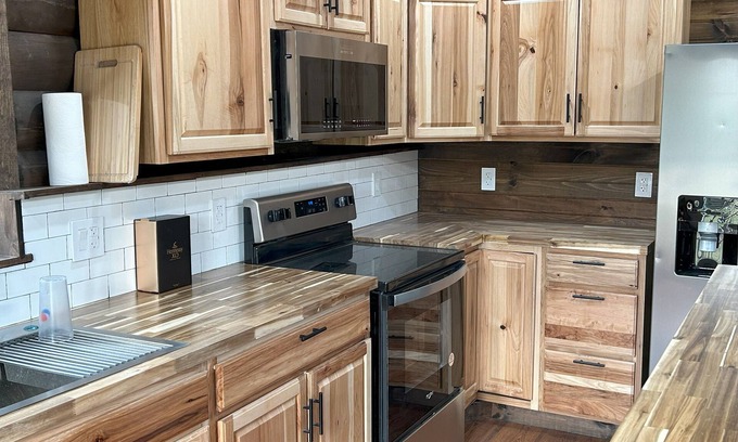 Huddleston Cabina | Little Annie's Cabin in Huddleston. Tucked away on 5 acres with hot tub.