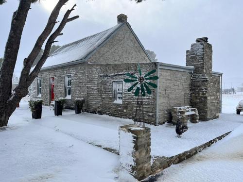Sutherland Casa | Little Artist Cottage