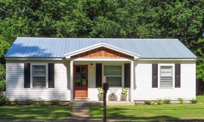 Henderson Casa | Little Cedar Cottage close to everything