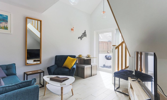 Playing Place Casa | LITTLE CEDARS - modern detached family home on the outskirts of Truro
