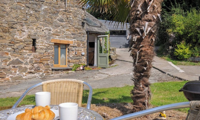 Quethiock Cabaña | LITTLE COOMBE, pet friendly, with a garden in Liskeard