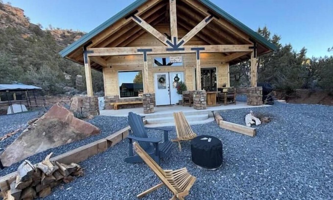 Apple Valley Casa | Little Creek Mesa Cabin with Zion NP Views-Jacuzzi