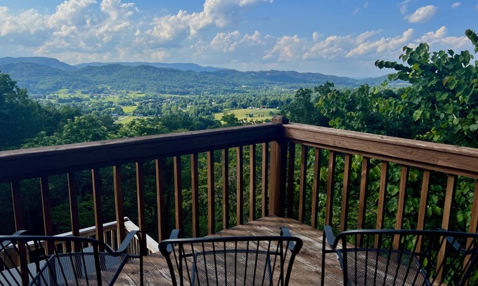 Wears Valley Cabina | Little Greenbriar Lodge by RedAwning