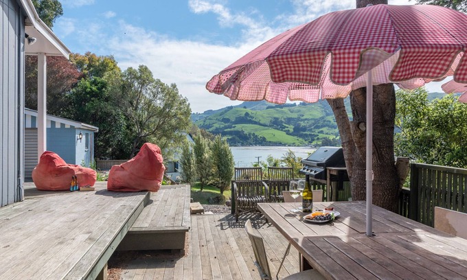 Duvauchelle Cabaña | Little Hill Top Hilton - Akaroa Holiday Home