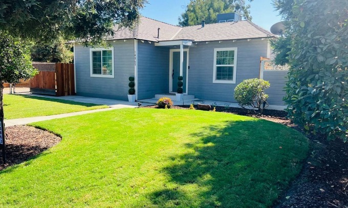 Visalia Casa | Little House on the Water
