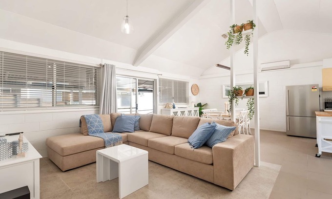 Boat Harbour Apartamento | Little Kingsley Beach House - Back Flat - across the road from the Beach