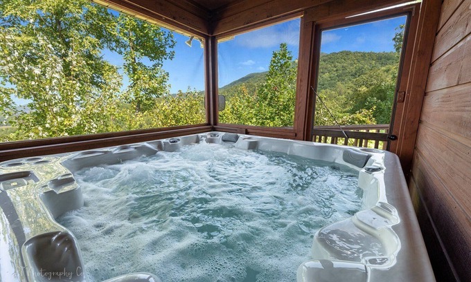 Wears Valley Cabina | Little Little: Pet Friendly, Free Attraction Tickets, Hot Tub, Views & Hiking Trails