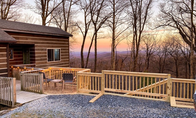 Blowing Rock Cabina | Little Log Cabin: Cozy 1BR w/ Long Range Views