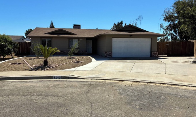 Turlock Casa | Little Palace in Turlock. 3 bdrm, 2 bath. Steps from Stanislaus Univ. & Hospital