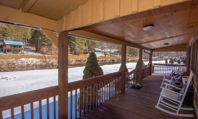 Lansing Cabina | Little Red on the New River + Covered Porch + Fire Pit + Riverfront
