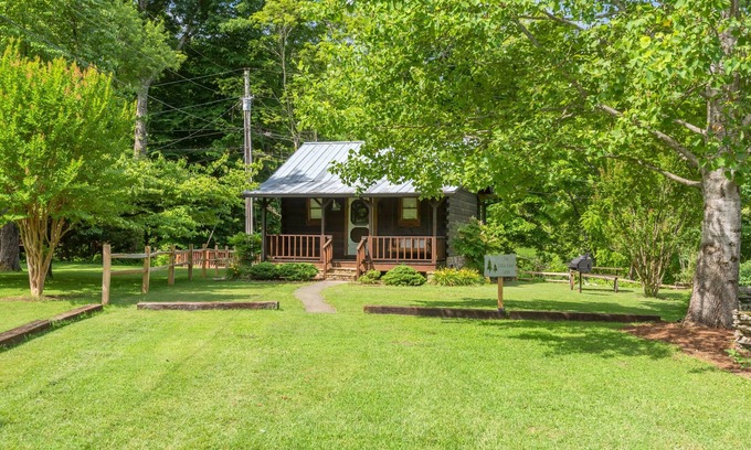 Townsend Cabina | Little River Cabin - Riverfront, 1 mile from GSMNP - Romantic Getaway!