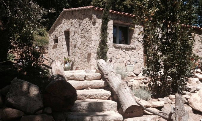 Ucciani Casa | OVEJAS POCO DE PIEDRA TÍPICA