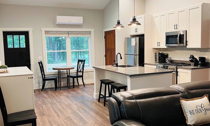Traverse City Casa | Little Traverse Therapy-Hot Tub/Fire Pit/AC
