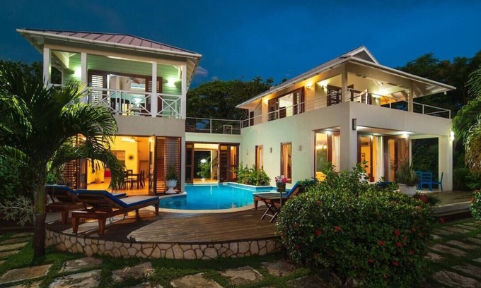 Orange Bay Villa | FRENTE AL ESTILO BALINÉS! ¡PISCINA! ¡PERSONAL! Puestas de sol! Aguas poco Negril 4BR