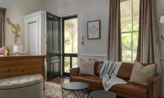 Old Irving Park Apartamento | Little White House Studio w/ Full Kitchen