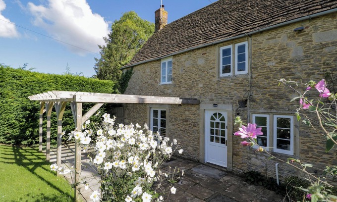Chippenham Cabaña | LITTLE WICK, pet friendly, character holiday cottage in Lacock