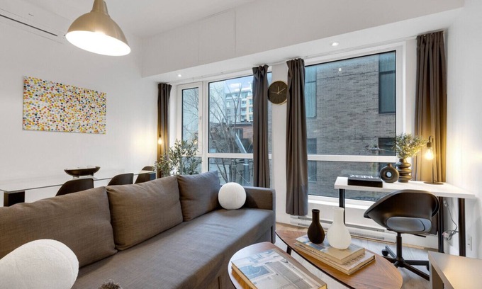 Downtown Montreal Apartamento | Liv MTL* 50% Off * Downtown 304 Luxury Studio Oasis | Relaxed Getaway + Spacious + Office + Pets Stay Free!