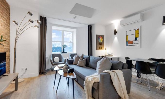 Downtown Montreal Apartamento | Liv MTL* 55% Off * Downtown 401 Luxurious 2BR Oasis | Relaxed Getaway + Spacious + Office + Pets Stay Free!
