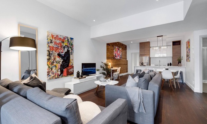 Plateau Mont Royal Apartamento | Liv MTL* 55% Off * Soho 5 Upscale Studio | Relaxed Getaway + Private Rooftop + Office + Pets Stay Free!