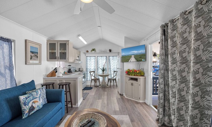 Port Isabel Cabaña | LIV Resort: Cottage with Private Jacuzzi/Pet Friendly