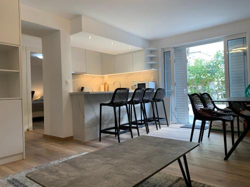 Voula Casa | LIVAS Athens Voula garden bungalow