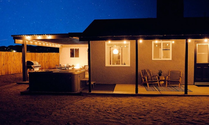 Joshua Tree Casa | 🌵Live Centered w/Hot Tub, Fire Pit & BBQ In Joshua Tree & Walk to Town!🌵