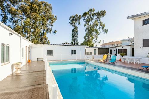 Madalena Apartamento | Live, Laugh, Love Beach Guest Home with AC