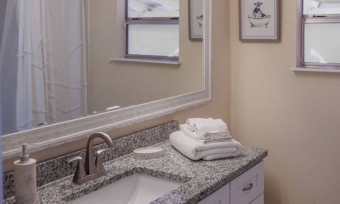 Dixieland Casa | Live Like a Local in Lakeland’s Coziest Bungalow- Foosball, Fountain & Fast WiFi