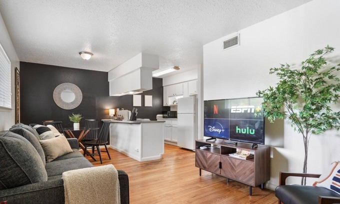 North Loop Apartamento | Camina por el vibrante North Loop con una piscina