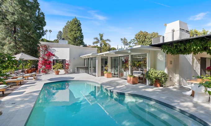 Beverly Hills Villa | Vive como una estrella en este lujo COMPLETAMENTE atendido Beverly Hills Villa, 4BR + / 5B