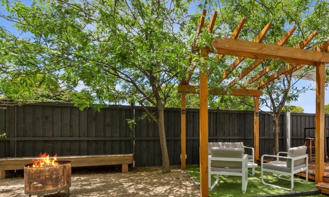 East Geelong Casa | Live - Play - Stay - East Geelong