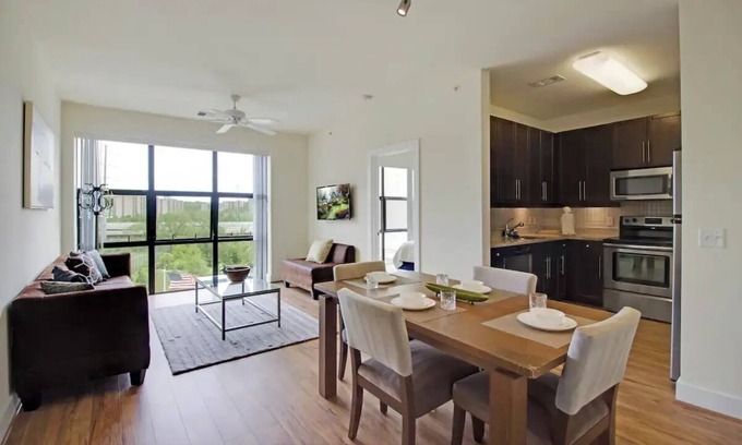 Eisenhower East Apartamento | Live Well | Relax | Cozy | Old Town | 2 Bedrooms