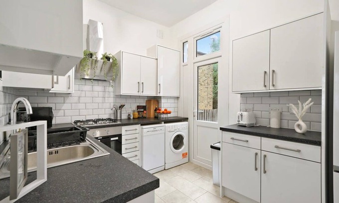 Harlesden Casa | Livestay Stylish Two Bed House with Private Garden