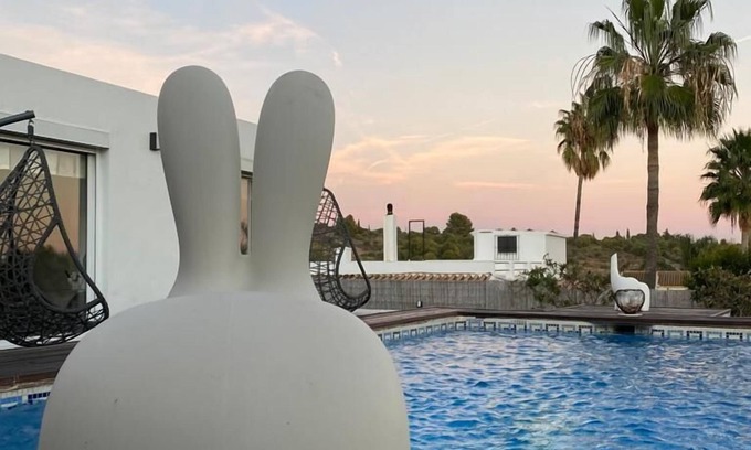 Estepona Chalet De Esquí | Living in a tiny house with horses and near the sea. 2 People