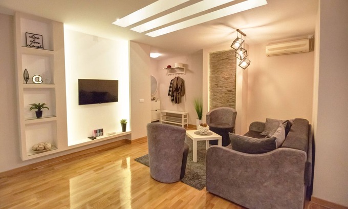 Stari Grad Apartamento | Vivir es fácil en este impresionante condominio ubicado en una calle bohemica