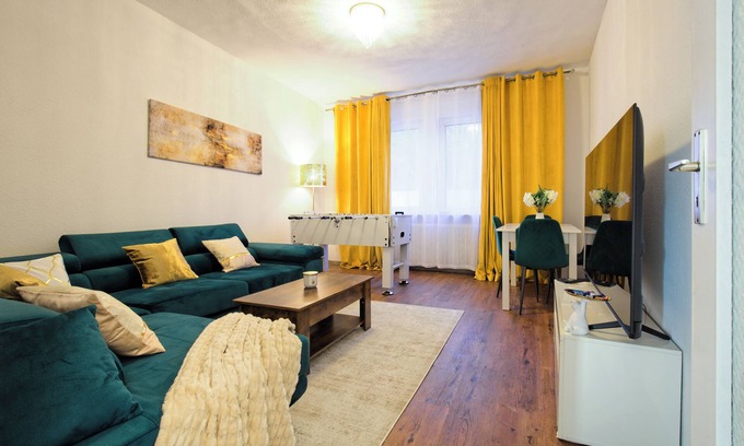 Fulda Apartamento | Living La Christal apartment with workspace & games