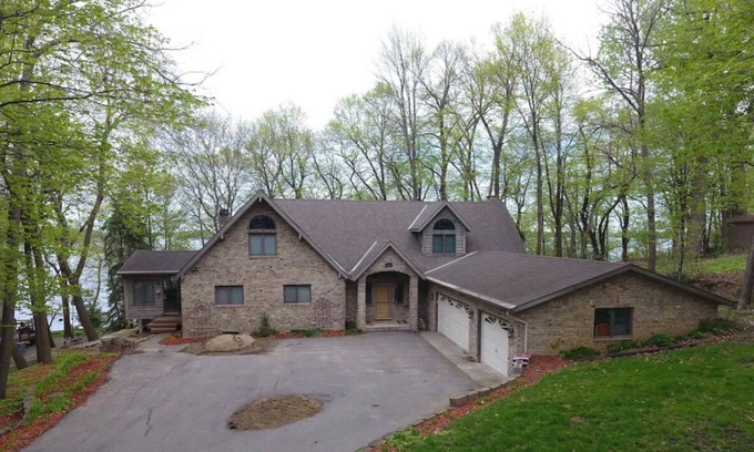 Madison Lake Casa | Living Large on Lake Front Luxury