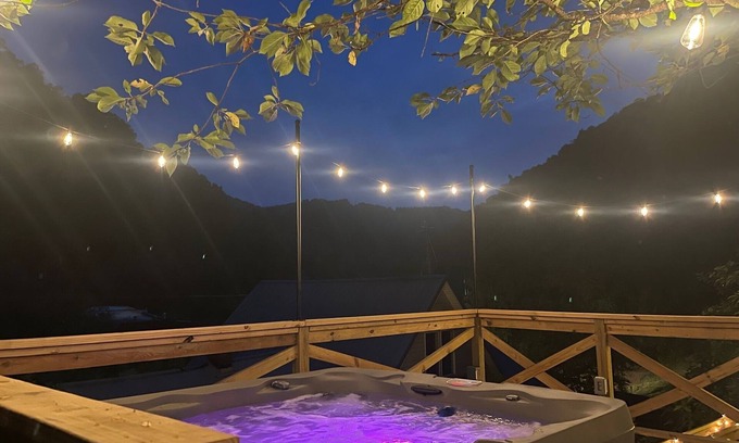 Ragland Casa | Living on the Edge! Charming 3-bedroom house with HOT TUB and King bed!