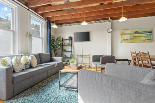 Southeast Cama Y Desayuno | Living on The Edge of Capitol Hill