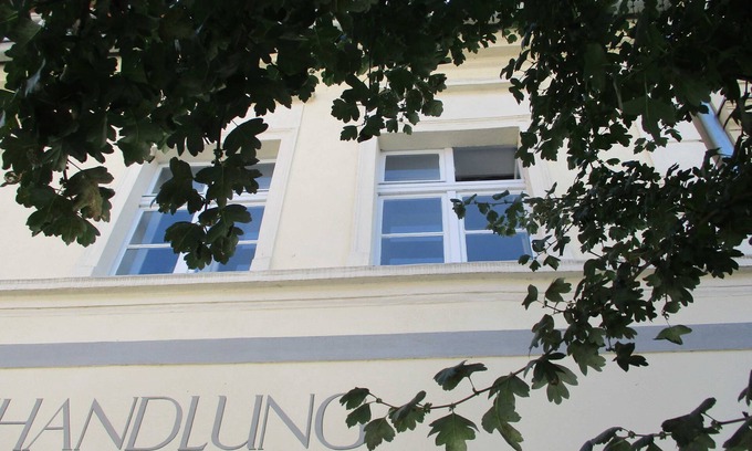 Ueckermuende Apartamento | Viviendo con el librero
